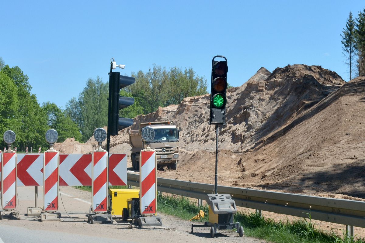 Remont drogi. Widoczne są zapory a dalej samochody.