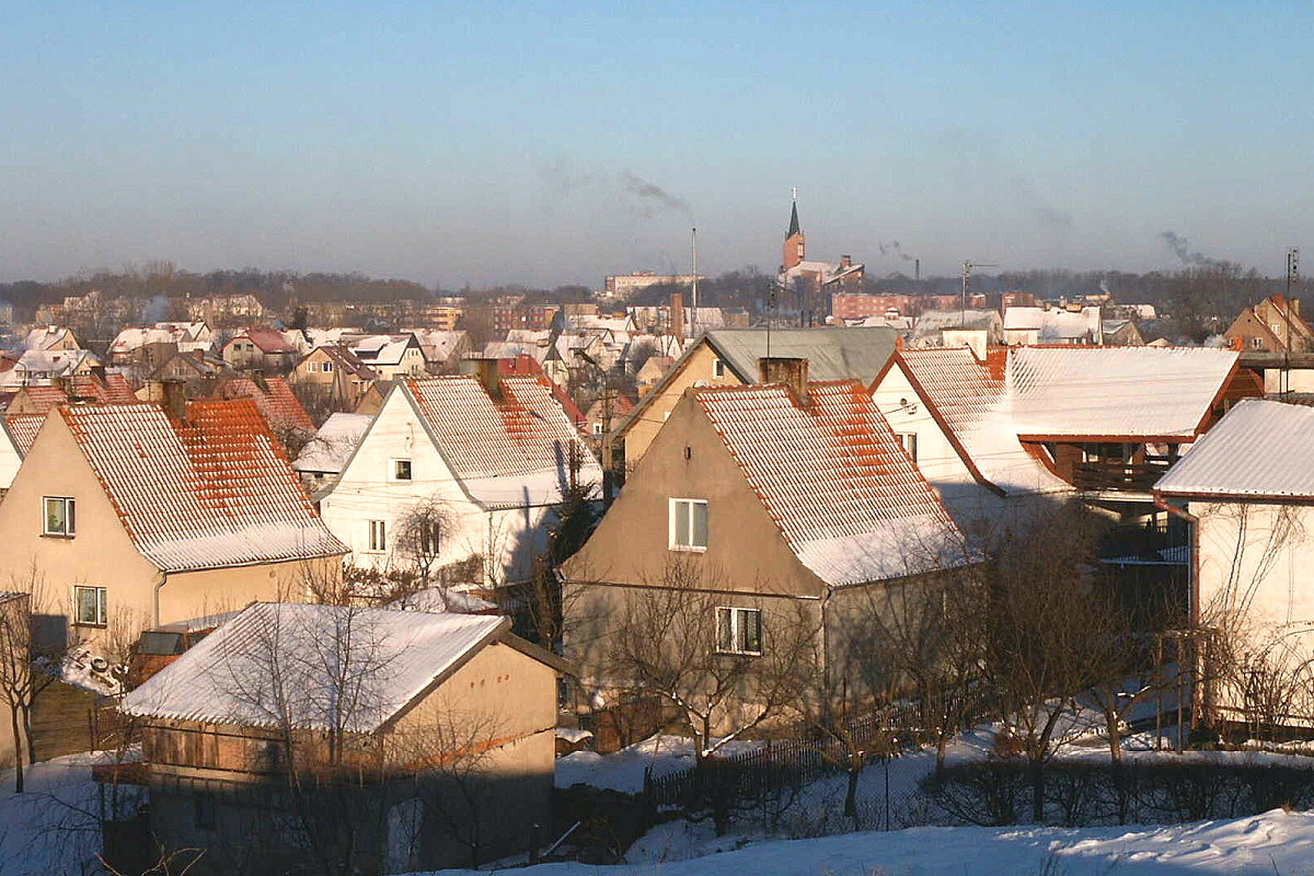 Grupa dom&oacute;w pokrytych czerwoną dach&oacute;wką.